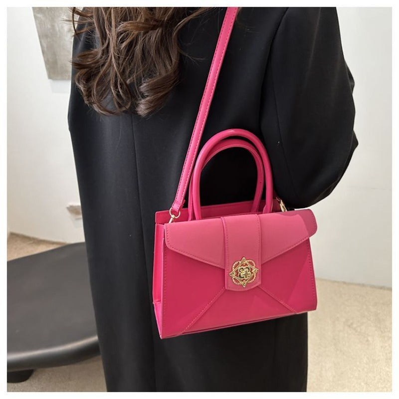 A Compact Shoulder Bag for Women Featuring a Square Lock Clasp And a Zipper System with an Additional Compartment, Ideal for Daily Commutes And Travel. This Multi-Colored Crossbody Bag Serves As a Versatile Everyday Handbag