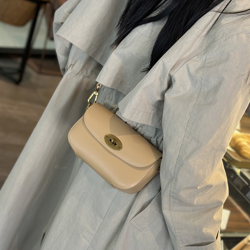 A New Small Square Crossbody Bag for Women Made of Authentic White Leather, Featuring a Light Luxury Design That Is Trendy And Suitable for Everyday Commuting