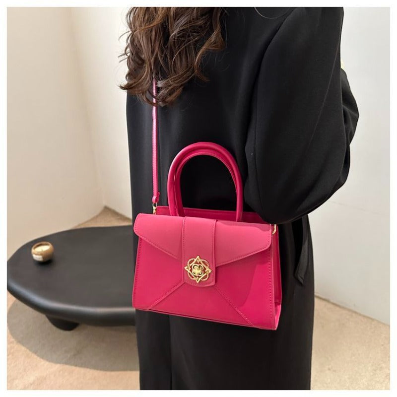 A Compact Shoulder Bag for Women Featuring a Square Lock Clasp And a Zipper System with an Additional Compartment, Ideal for Daily Commutes And Travel. This Multi-Colored Crossbody Bag Serves As a Versatile Everyday Handbag