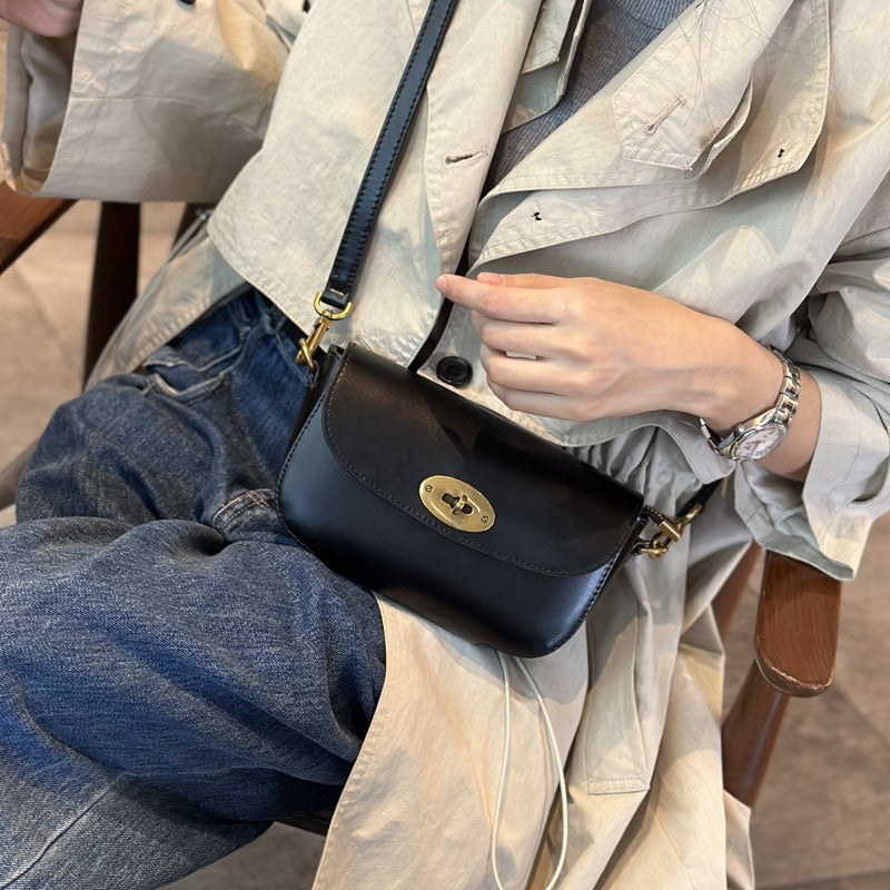 A New Small Square Crossbody Bag for Women Made of Authentic White Leather, Featuring a Light Luxury Design That Is Trendy And Suitable for Everyday Commuting