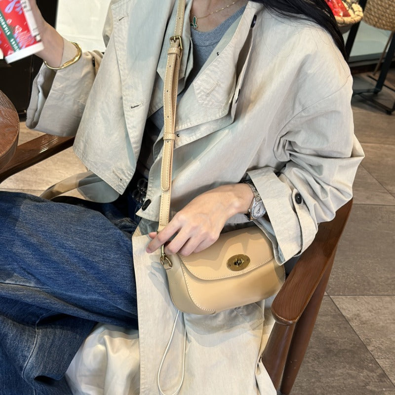 A New Small Square Crossbody Bag for Women Made of Authentic White Leather, Featuring a Light Luxury Design That Is Trendy And Suitable for Everyday Commuting