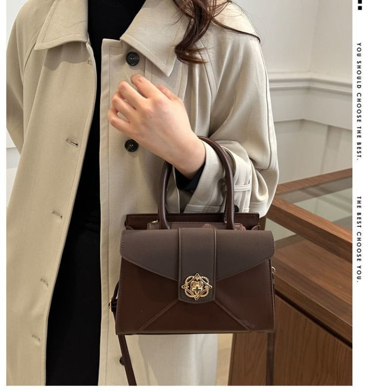 A Compact Shoulder Bag for Women Featuring a Square Lock Clasp And a Zipper System with an Additional Compartment, Ideal for Daily Commutes And Travel. This Multi-Colored Crossbody Bag Serves As a Versatile Everyday Handbag
