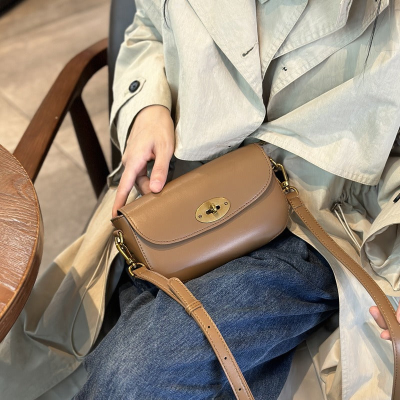 A New Small Square Crossbody Bag for Women Made of Authentic White Leather, Featuring a Light Luxury Design That Is Trendy And Suitable for Everyday Commuting